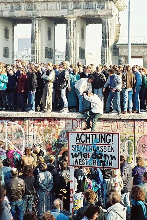 Crowd on the Berlin Wall at the Brandenburg Gate, photo