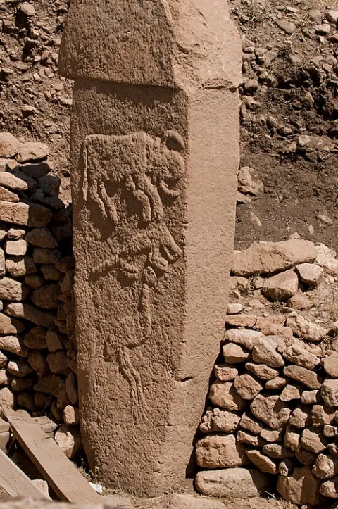 T-shaped pillar with animal reliefs