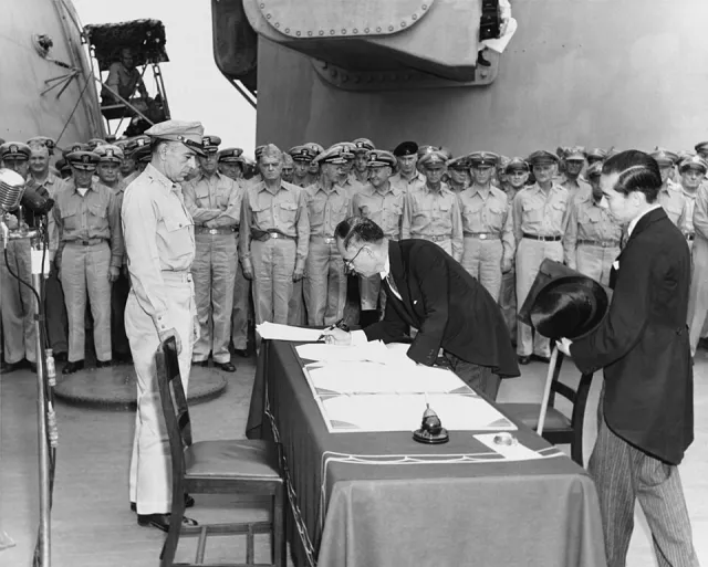 Shigemitsu signs the surrender on USS Missouri, photo